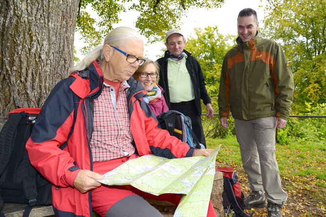 Neckarsteig Wanderer mit Wanderkarte