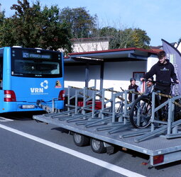 Saisonverkehr von April bis Oktober: NeOBUS mit Fahrradanhänger